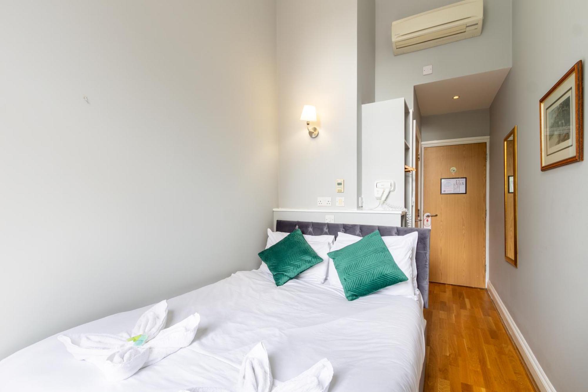 Coronation Hotel Лондон Екстериор снимка