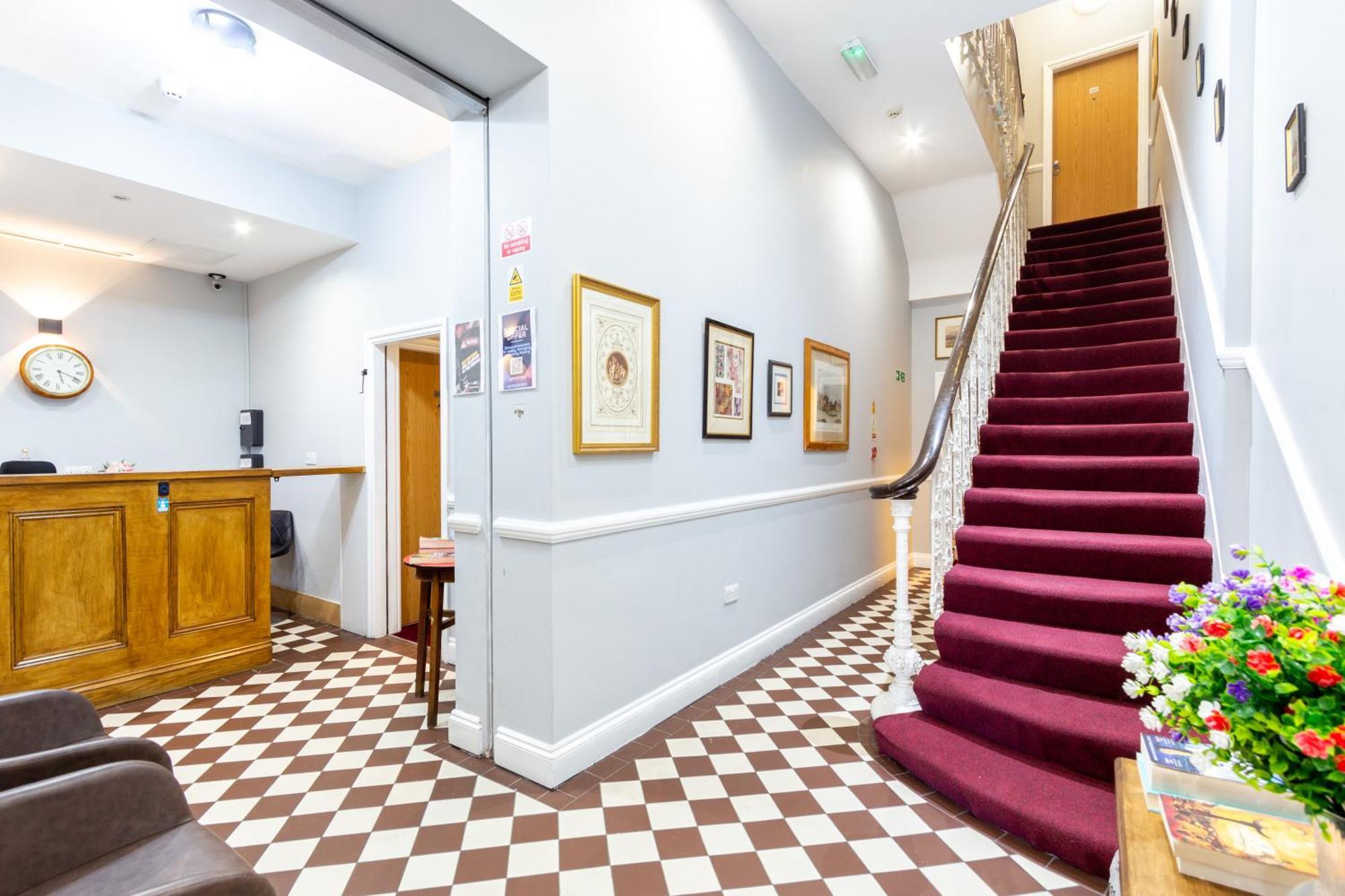 Coronation Hotel Лондон Екстериор снимка