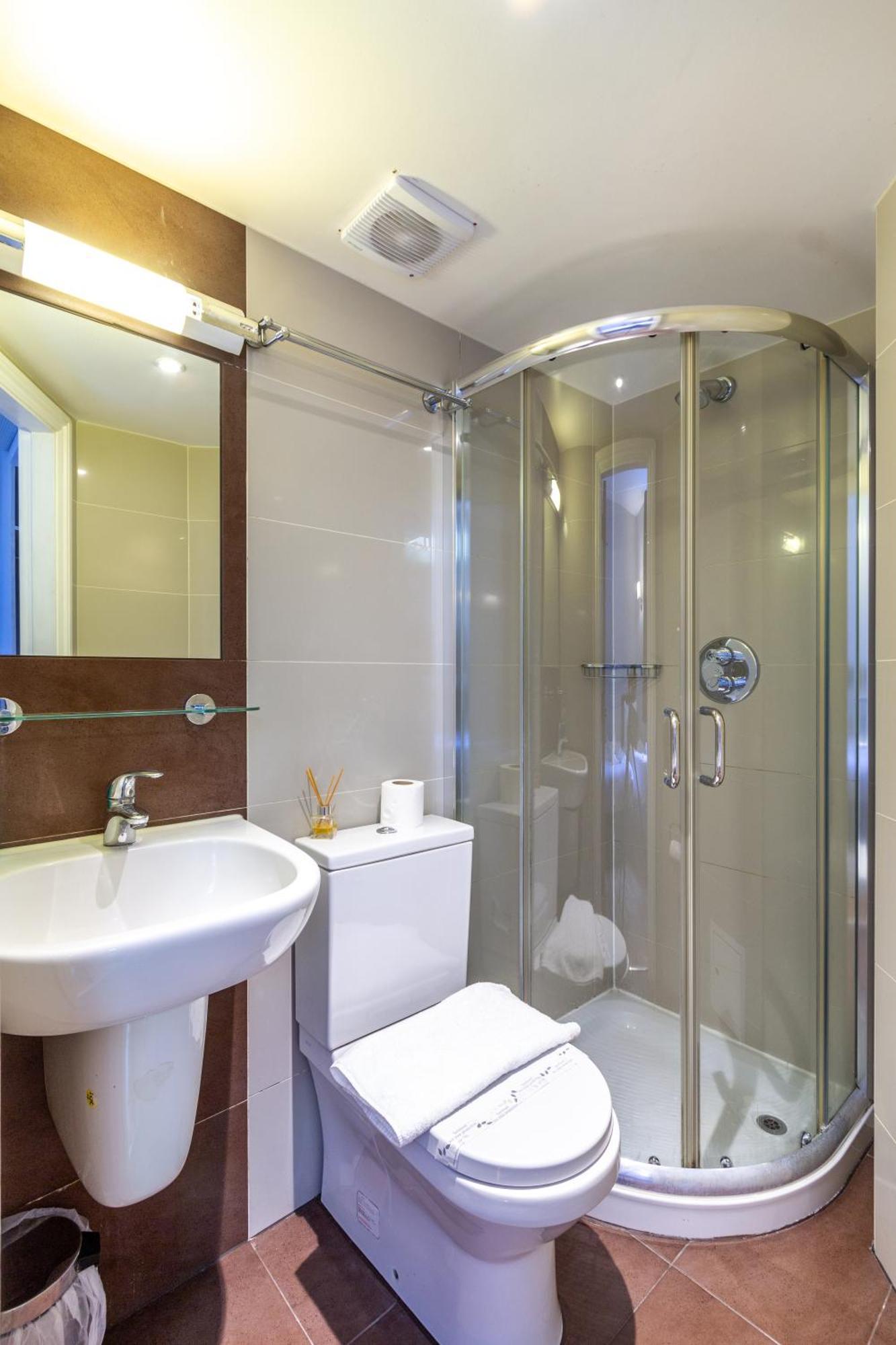 Coronation Hotel Лондон Екстериор снимка