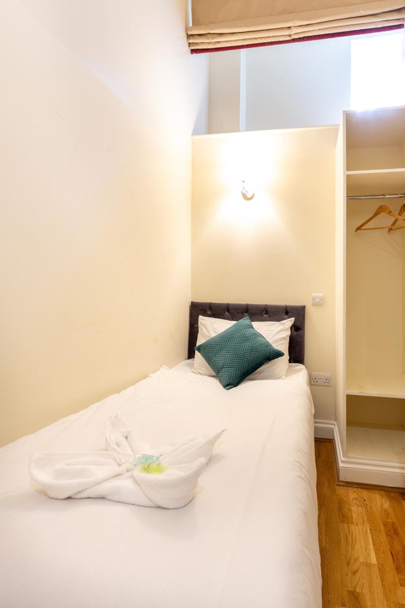 Coronation Hotel Лондон Екстериор снимка