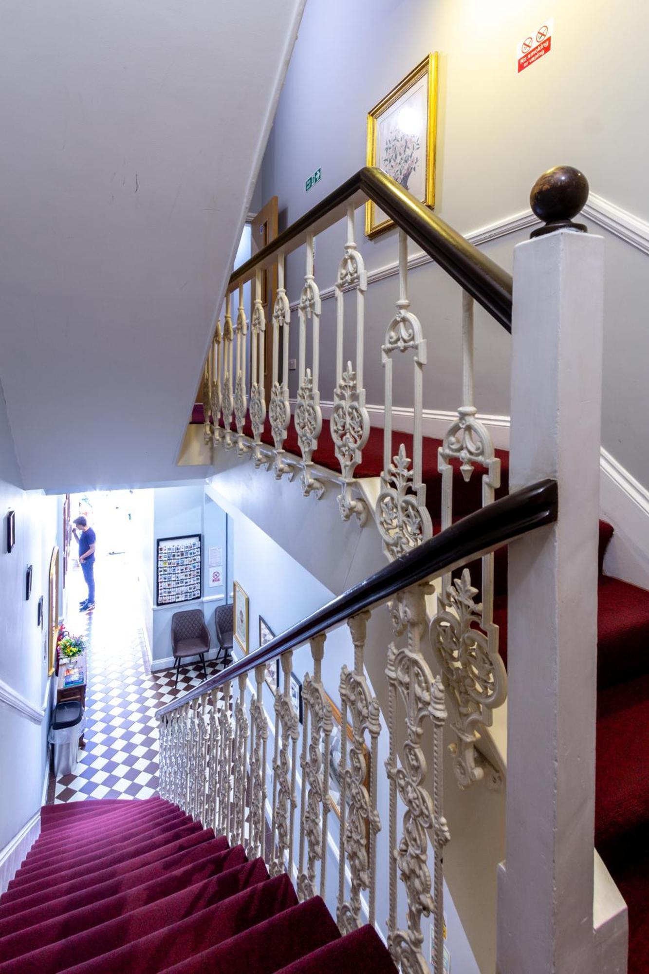 Coronation Hotel Лондон Екстериор снимка
