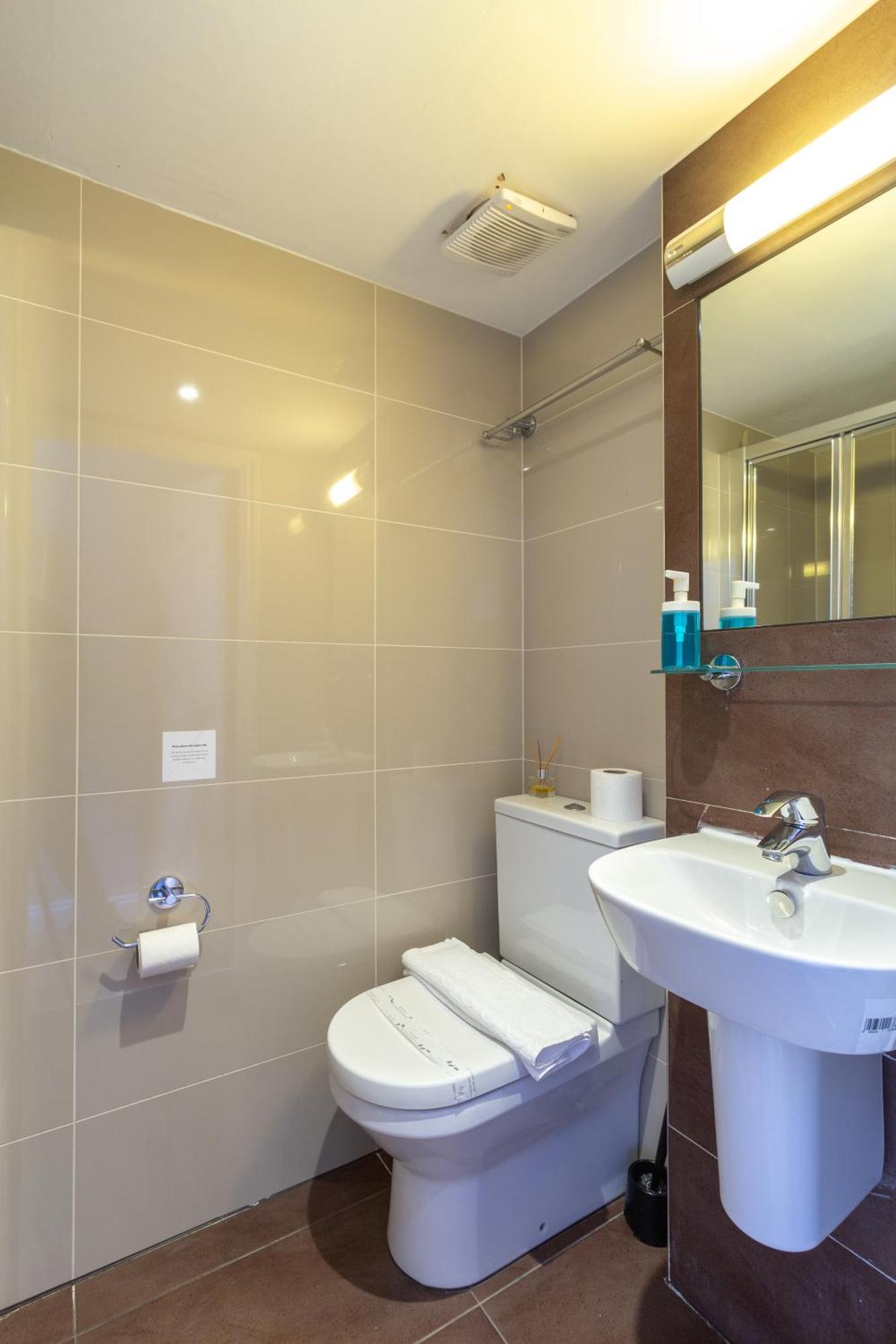 Coronation Hotel Лондон Екстериор снимка