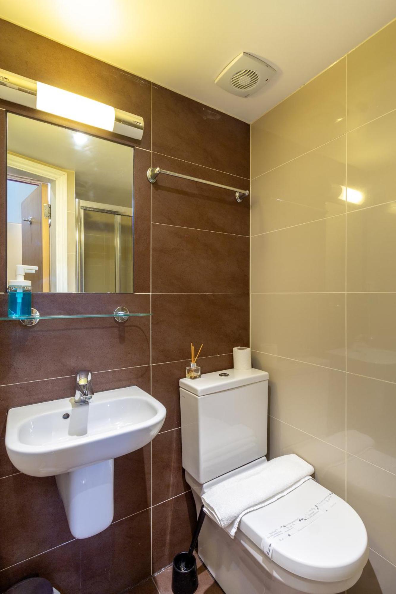 Coronation Hotel Лондон Екстериор снимка