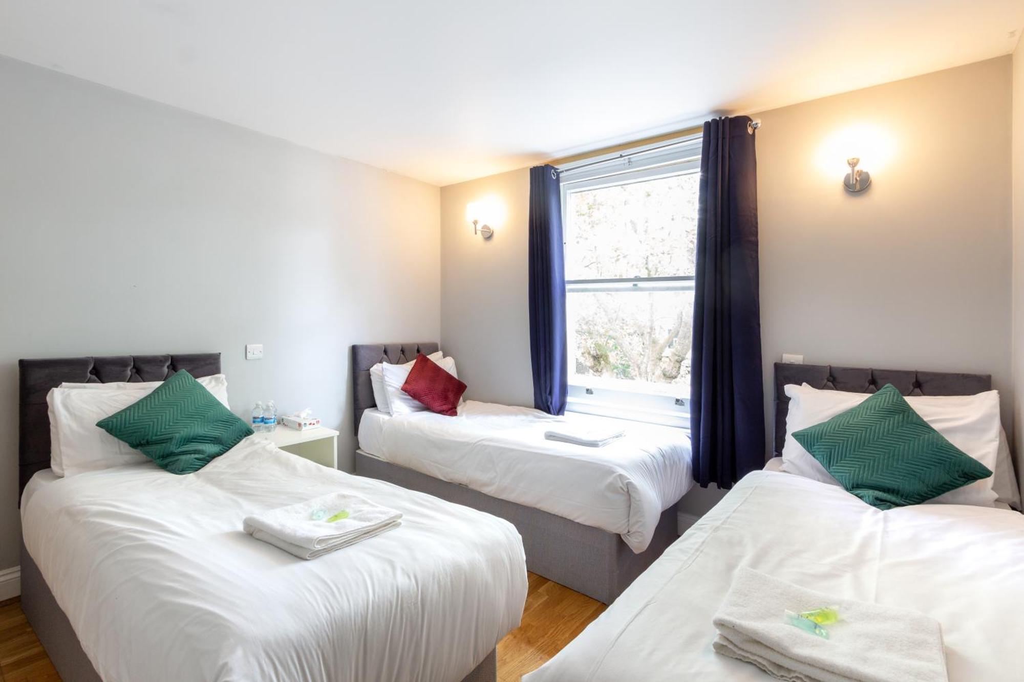 Coronation Hotel Лондон Екстериор снимка